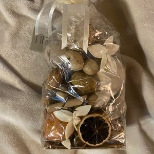 NWT Pier 1 Imports Fresh Rain Potpourri